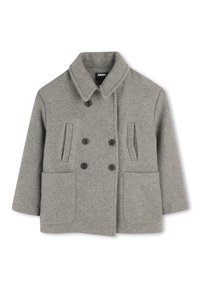 Abrigo de lana gris de doble botonadura con un amplio cuello, dos bolsillos frontales y botones negros, presentando un diseño estructurado y corto.