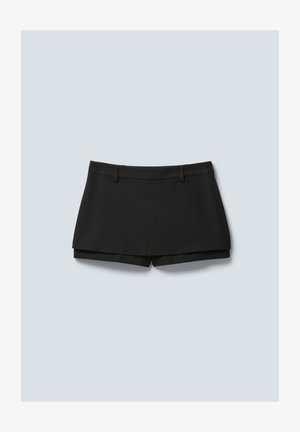 Sorte shorts med en glat tekstur, struktureret design og et lagdelt udseende med en lige talje og bæltestropper.