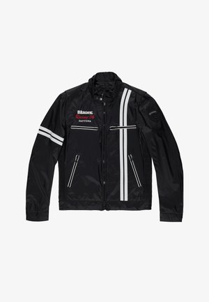 Chaqueta de carreras negra hecha de material liviano, con franjas blancas, bolsillos con cremallera y detalles de logotipo bordados.