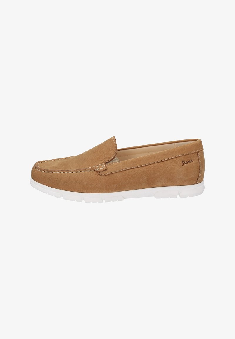 Loafers en daim beige avec une semelle en caoutchouc blanche. Présentent une couture sur le côté et un logo discret. Design à enfiler avec une texture lisse.
