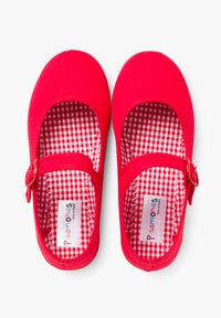 Rote Mary Jane Schuhe aus Stoff mit runder Zehe und seitlichem Schnallenverschluss, innenseitig mit einem rot-weißen Karomuster gefüttert. Weicher Stoff und schlichtes Design.