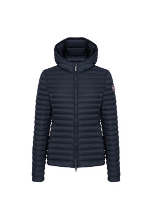 Granatowa kurtka puchowa z odpinanym kapturem, poziomą pikowaną teksturą, przednim zamkiem błyskawicznym i naszywką z logo na lewym rękawie.