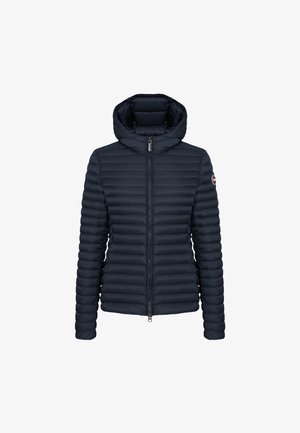 Granatowa kurtka puchowa z odpinanym kapturem, poziomą pikowaną teksturą, przednim zamkiem błyskawicznym i naszywką z logo na lewym rękawie.