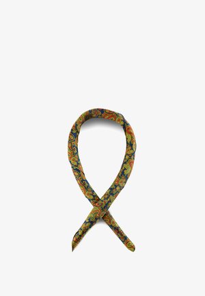 Silkeskjerf med flerfarget paisleymønster, brettet i en løs løkke på hvit bakgrunn.