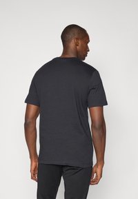 Sort t-shirt med korte ærmer lavet af bomuld, med en klassisk rund halsudskæring og standard pasform, med en glat tekstur og minimalistisk design.