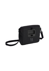 Borsa a tracolla nera in tessuto riciclato con chiusura a zip, forma rettangolare, tracolla regolabile e tasca frontale con un design ritagliato.