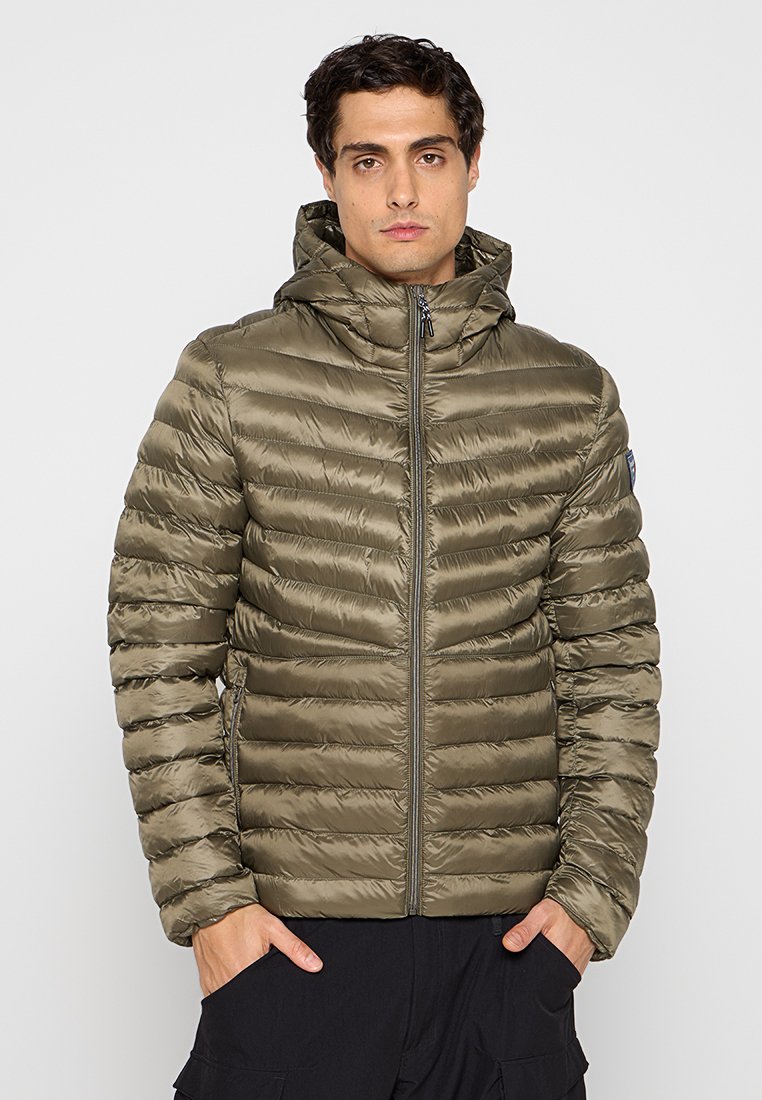 Olivgrüne Steppjacke mit Kapuze, horizontal gestepptem Design, Reißverschluss vorne und glatter, glänzender Textur.