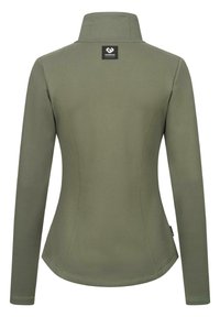 Giacca aderente verde oliva con colletto alto, texture liscia, maniche lunghe e etichetta logo sulla schiena. Le cuciture esaltano il design sartoriale.