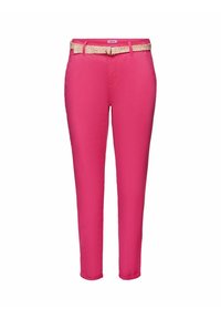 Pantalon slim rose vif avec poches avant et ceinture beige tissée, présenté sur fond blanc.