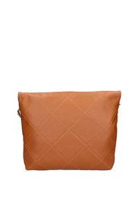 Borsa in pelle trapuntata color marrone chiaro con forma rettangolare e motivo a diamante cucito. Presenta una tracolla in hardware argentato per versatilità.