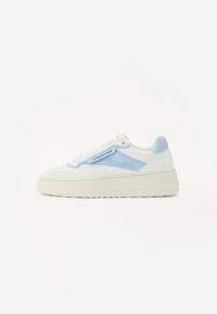 Sneaker bianca con dettagli azzurri, realizzata in pelle e rete. Presenta una suola spessa e dettagli perforati sui lati.