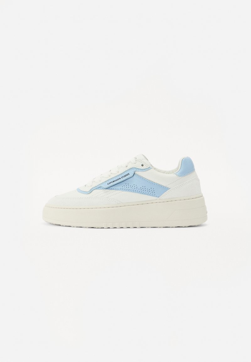 Sneaker bianca con dettagli azzurri, realizzata in pelle e rete. Presenta una suola spessa e dettagli perforati sui lati.