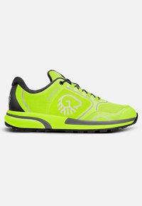 Neon-grüne Sportschuh mit schwarzen Akzenten, strukturiertem Obermaterial, reflektierenden Details und einer gepolsterten Sohle, die für Komfort und Leistung ausgelegt ist.