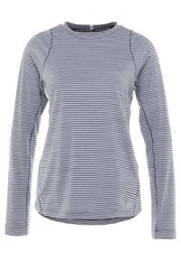 Długi rękaw sportowej koszulki w granatowo-białe paski, z okrągłym dekoltem, płaskimi szwami i zakrzywionym dołem z subtelnym logo.