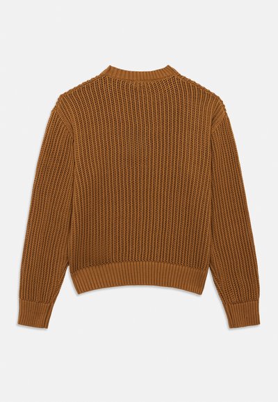 Καφέ πλεκτό πουλόβερ με υφή ανοιχτής ύφανσης, ριμπ λαιμόκοψη και μανσέτες, και άνετη εφαρμογή. Χωρίς ορατά σχέδια ή μεταλλικά στοιχεία.