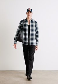 Tommy Jeans CHECK SHIRT - Camicia - dark night navy