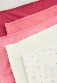 Vier Baumwoll-Camisoles in den Farben Rose, Pink und Weiß, wobei das weiße Modell mit Polka Dots versehen ist und die Ränder mit dekorativer Spitzenverzierung abschließt.