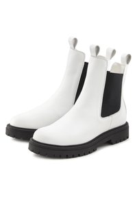 Witte leren Chelsea boots met zwarte elastische zijpanelen, versterkte hiel en gestructureerde rubberen zolen. Voorzien van aantreklussen voor eenvoudig aan- en uittrekken.