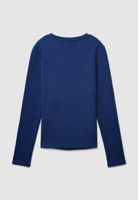 Długi rękaw w głębokim niebieskim prążkowanym materiale. Posiada okrągły dekolt, prosty dół i miękką teksturę. Widok z tyłu.