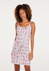 Ärmelloses Kleid mit einem bunten geometrischen Muster in Rot-, Blau- und Rosatönen, mit einem Kordelzug in der Taille und einer fließenden Silhouette.
