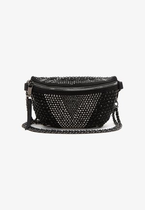Bolso de cintura negro con tachuelas y cremallera tono plateado, con correa de cadena, texturizado con pequeñas púas metálicas redondas por toda su superficie.