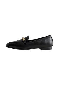 Mocasín de cuero negro con punta afilada, que presenta un detalle de cierre en tono dorado. El zapato tiene un tacón bajo y una textura suave.