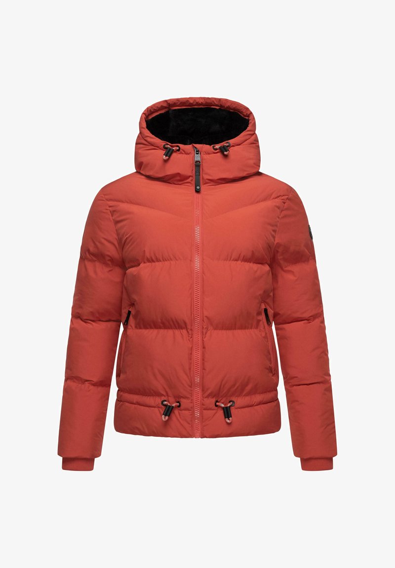 Raudona, paminkštinta striukė su aukšta apykakle ir reguliuojama kapa, su priekiniais užtrauktuku ir raiščiu apdailėje. Lygi tekstūra, be raštų.