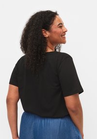 Zizzi KURZÄRMELIGES MIT V-AUSSCHNITT - Jednoduché tričko - black