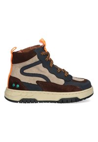Hoge sneakers met een mix van beige, marineblauw en bruine suede, met oranje veters en accenten, een gestructureerd lijf en een rubberen zool.