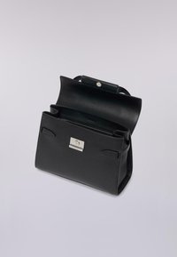 Černá kožená kabelka se strukturovaným designem, vybavená horní rukojetí, stříbrným uzávěrem a otevřeným interiérem s kapsou na zip.