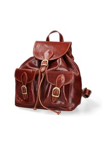 Zaino in pelle marrone con due tasche frontali, spallacci regolabili e una patta superiore. Presenta fibbie in tono oro e una finitura liscia e lucida.