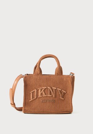 Braune Cord-Handtasche mit strukturierter Oberfläche, ausgestattet mit zwei Handgriffen, einem verstellbaren Trageriemen und eingeprägtem "DKNY NEW YORK"-Logo.