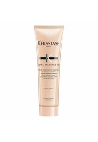 Kérastase Curl Manifesto Conditioner in einer pastellpinken Tube, mit schwarzer Schrift und einem eleganten, gebogenen Design. 250 ml Größe. Ausspülprodukt.