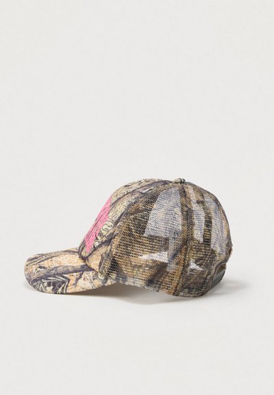 Καπέλο του μπέιζμπολ με καμουφλάζ και πλέγμα στην πλάτη, με γήινους τόνους και ένα έντονο ροζ ταμπελάκι στο μπροστινό μέρος. Καμπυλωτό γείσο για προστασία από τον ήλιο.