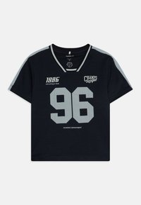 Camiseta de manga corta color azul marino con cuello en V, detalles grises y gran texto impreso en blanco: "1996", "96", "Champs League" y "Running Department".