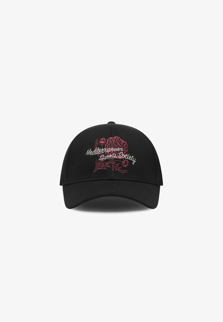 Boné preto de beisebol com texto bordado "Sociedade de Desportos Mediterrânea" e design floral em vermelho, apresentando uma aba curvada e faixa ajustável.