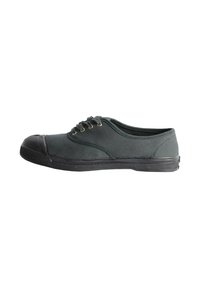 Sneaker di tela grigio scuro con suola in gomma nera e punta rinforzata, dotato di quattro fori per i lacci e stringhe, mostrato in profilo laterale su sfondo bianco.