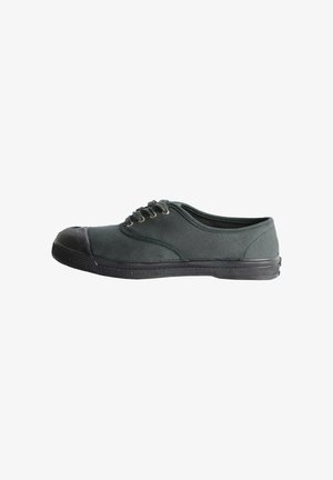 Sneaker di tela grigio scuro con suola in gomma nera e punta rinforzata, dotato di quattro fori per i lacci e stringhe, mostrato in profilo laterale su sfondo bianco.