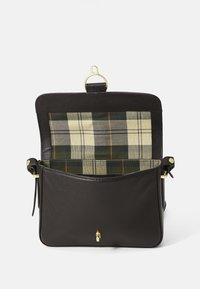 Μαύρη δερμάτινη τσάντα χειρός με λεπτομερή επένδυση από καρό ύφασμα, χρυσά μεταλλικά στοιχεία και μαγνητική κλείσιμο. Ανοιχτός σχεδιασμός που αποκαλύπτει εσωτερική τσέπη.