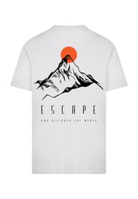 Weißes T-Shirt mit einer schwarzen und orangen Berggrafik, einem großen Sonnenmotiv und dem Text "ENTSCHLIEßEN UND ENTDECKEN SIE DIE WELT" darunter.