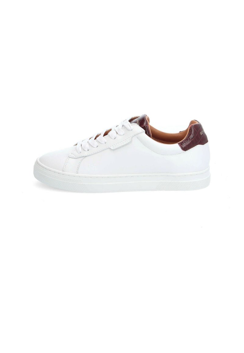 Baskets en cuir blanc avec un accent de talon bourgogne texturé et des lacets blancs. Dotées d'une semelle en caoutchouc et d'un design minimaliste.