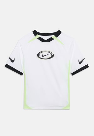 Biele športové tričko s krátkym rukávom s čiernymi a svetlozelenými detailmi, s čiernymi logami Nike swoosh na rukávoch a v strede hrude.