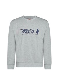 Sweat-shirt gris clair à col rond avec texte bleu marine "MCA Rugged and Refined Since 1987" et une silhouette d'homme marchant sur le devant.
