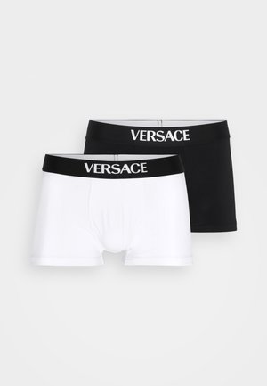 Zwei Paare Boxershorts: eines in Weiß und eines in Schwarz, beide mit einem enganliegenden Design und einem elastischen Bund, der das Versace-Logo in Weiß trägt.