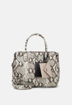 Sac à main avec motif imprimé serpent, deux poignées supérieures, une bandoulière et deux petites pochettes attachées en noir et beige, marque GUESS.