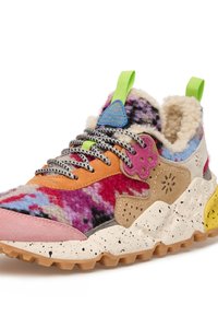 Sneaker multicolore con corpo in tessuto peloso, accenti in suede, suola maculata e linguetta verde. Lacci neri e bianchi.