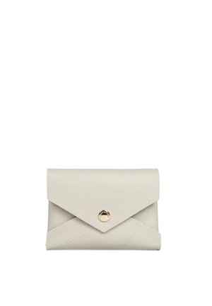 Petit portefeuille en cuir gris clair style enveloppe avec une fermeture bouton doré sur fond blanc.