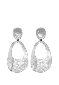 Orecchini in argento con un design texturizzato e ondulato. La forma a goccia presenta un ritaglio circolare, evidenziando la lavorazione stratificata.