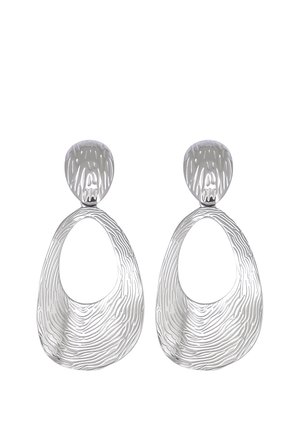 Orecchini in argento con un design texturizzato e ondulato. La forma a goccia presenta un ritaglio circolare, evidenziando la lavorazione stratificata.