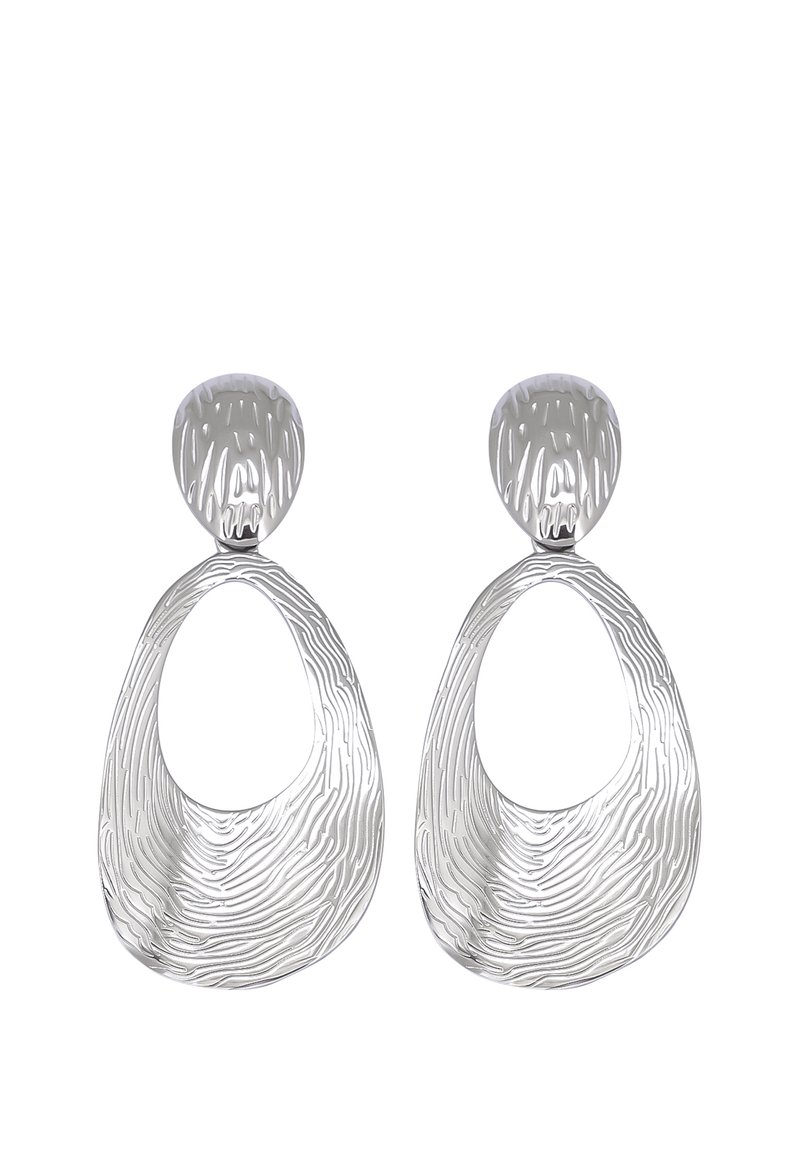 Orecchini in argento con un design texturizzato e ondulato. La forma a goccia presenta un ritaglio circolare, evidenziando la lavorazione stratificata.